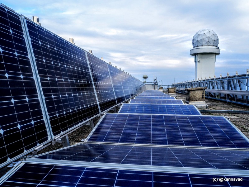 The photovoltaic panels on the roof of ZAMG
