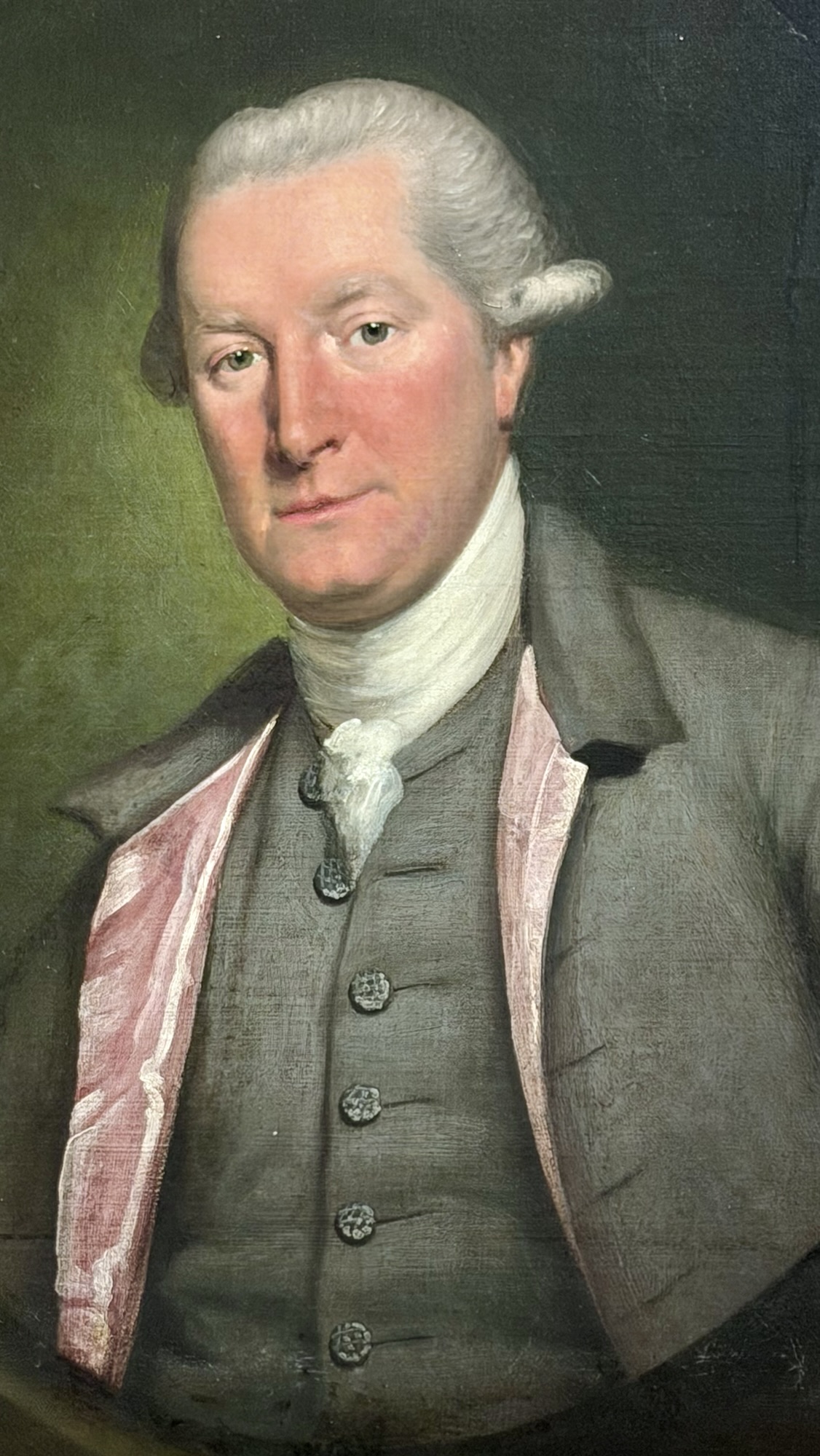 Dieses Porträt zeigt James Christie, den Gründer des Auktionshauses Christie’s. Als er 1766 in London sein Auktionshaus eröffnete, konnte er wohl kaum ahnen, dass daraus eines der einflussreichsten Unternehmen des internationalen Kunstmarkts werden würde.